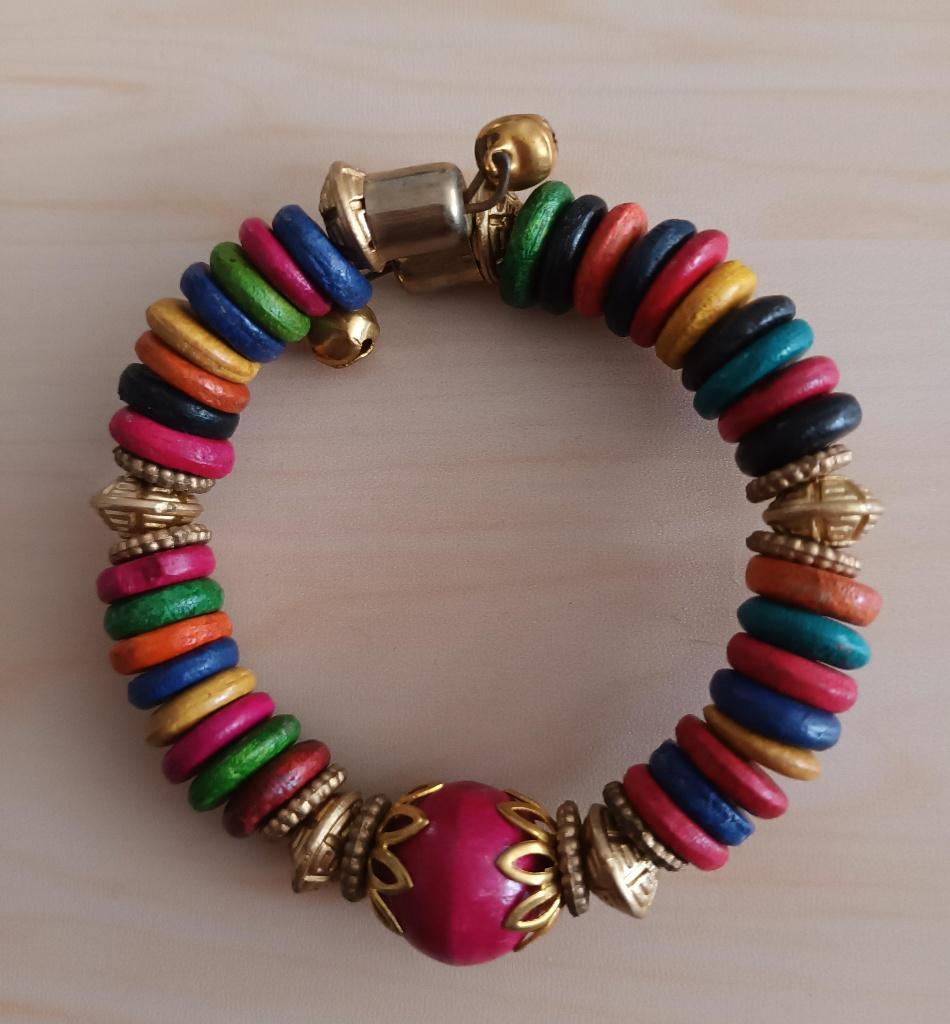 Kleurige houten kralen armband uit India, Ophalen of Verzenden, Zo goed als nieuw, Bruin, Hout