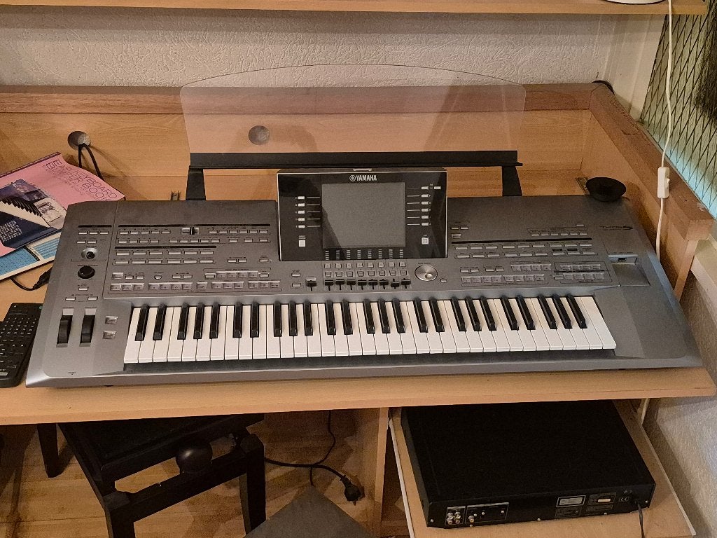 Yamaha Tyros 5 inclusief subwoofer en speakers