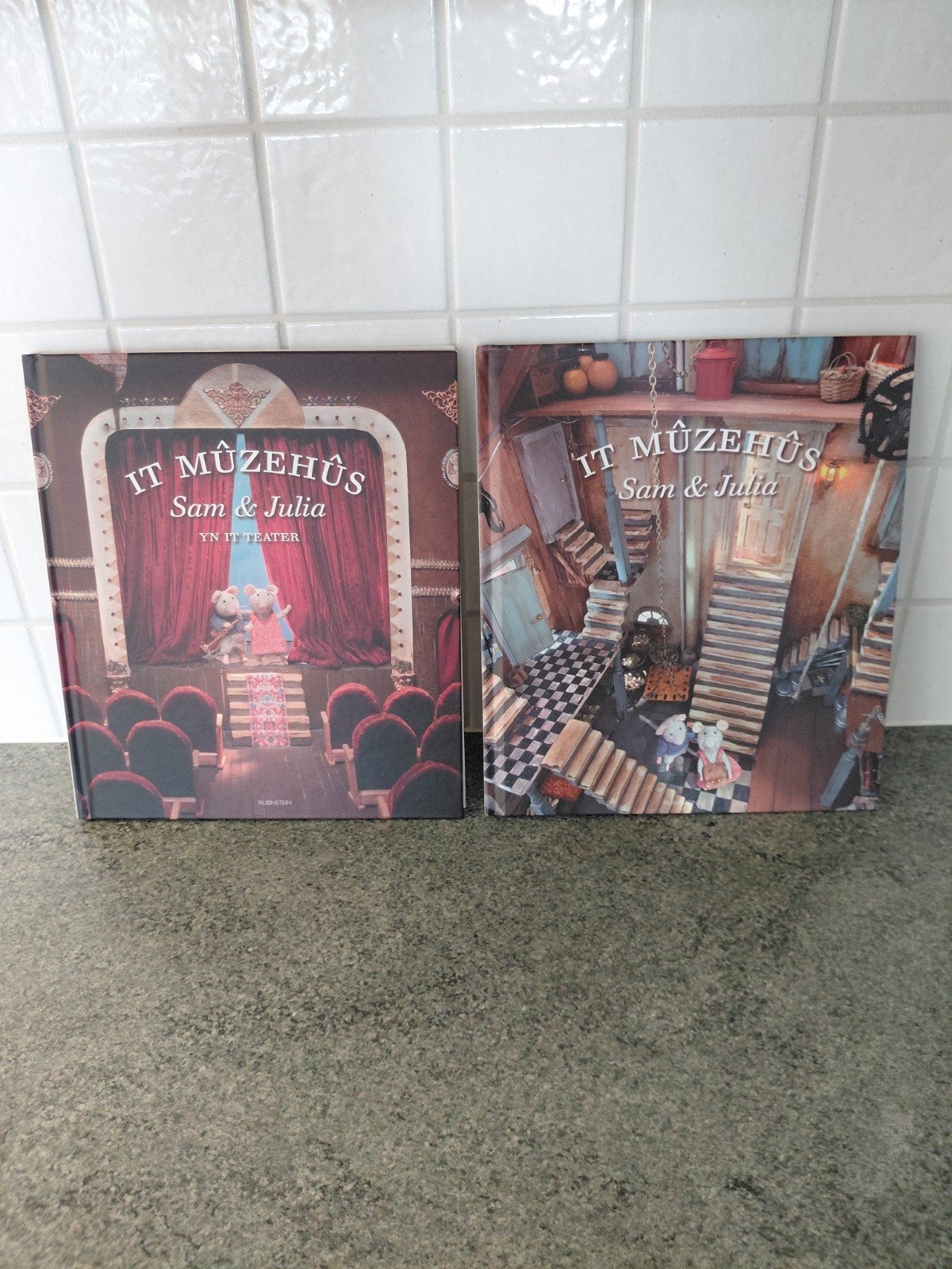 Nieuw It Mûzehûs Sam & Julia - 2 boeken Friese editie. €17,5, Ophalen of Verzenden, Nieuw, Karina Schaapman, Fictie algemeen