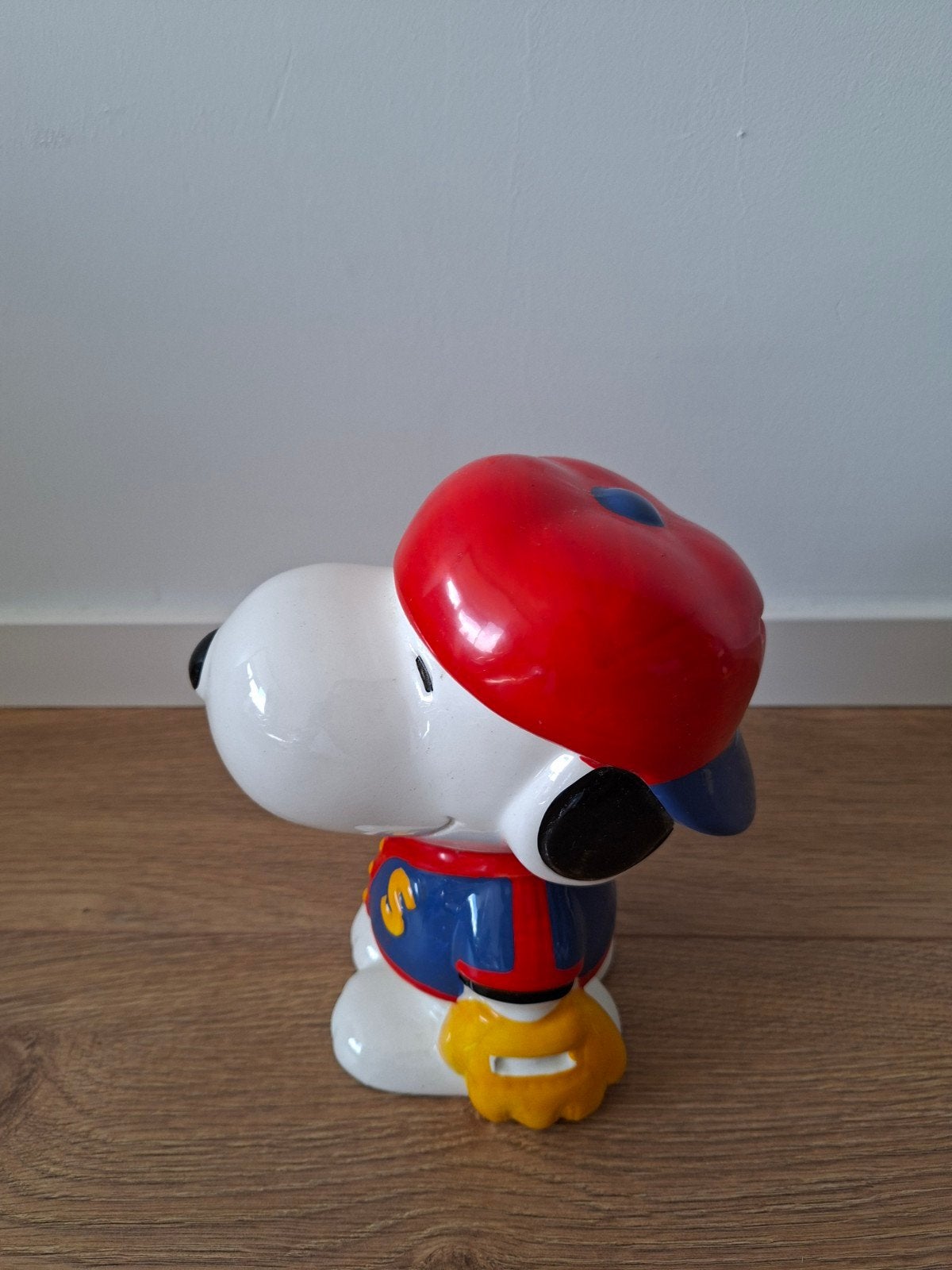 Snoopy spaarpot - Honkbal outfit - Keramiek, Verzamelen, Spaarpotten, Ophalen of Verzenden, Zo goed als nieuw, Steen, Aardewerk of Keramiek