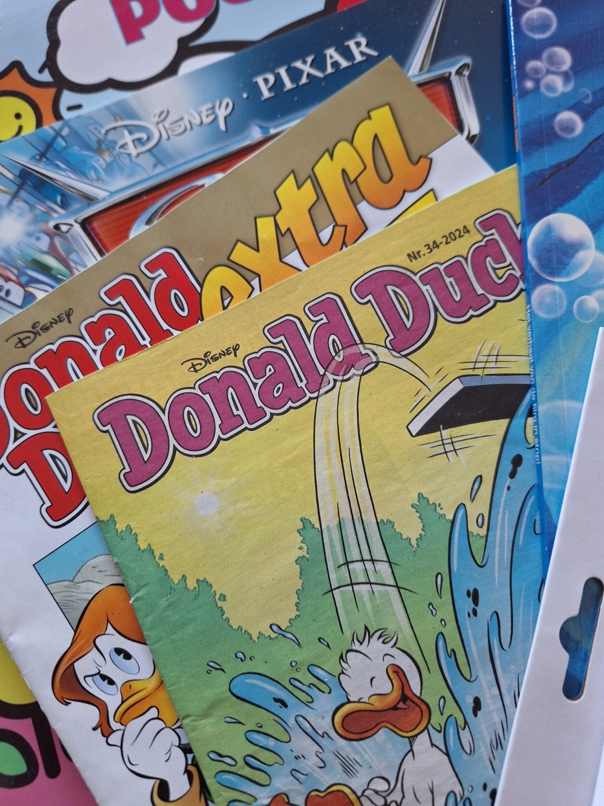 Donald Duck stripboeken en diverse posters/stickers, Ophalen of Verzenden