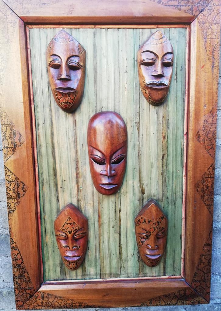 Indonesië. Wanddecoratie met passport masks. 44/68 cm., Ophalen