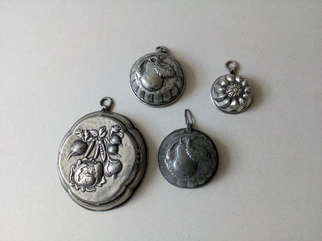 Vintage tinnen puddingvormpjes.Fruitmotief.Decoratie., Antiek en Kunst, Curiosa en Brocante, Ophalen of Verzenden