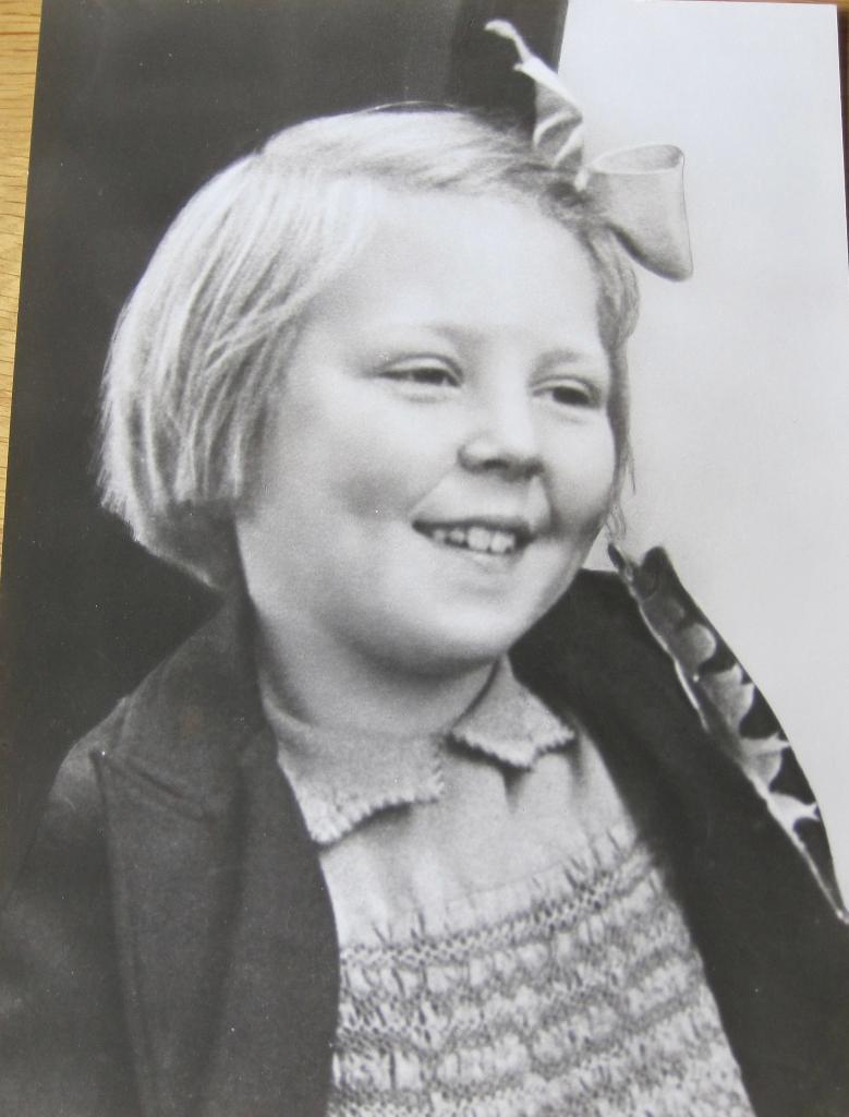 foto van prinses Beatrix als kind - veertiger jaren, Ophalen of Verzenden, Zo goed als nieuw, Nederland, Kaart, Foto of Prent