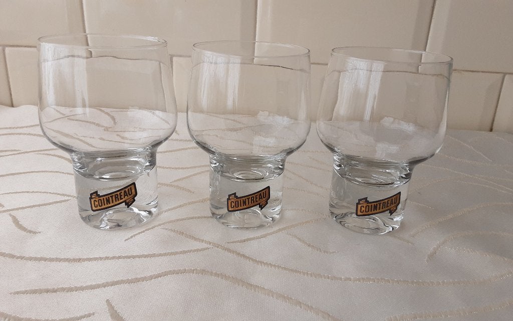 COINTREAU glaasjes 3 stuks (logo goud / zwart), Ophalen of Verzenden, Zo goed als nieuw, Borrel- of Shotglas