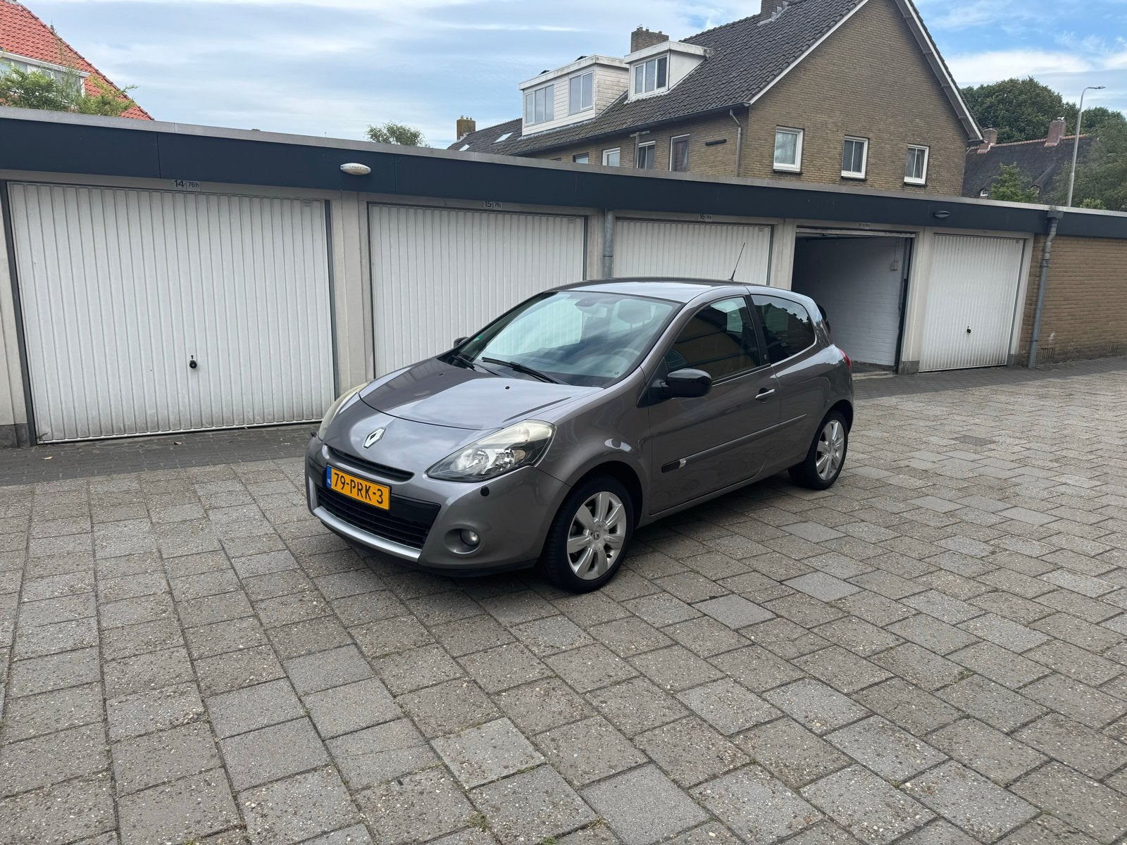 Renault Clio 1.2 16V 55KW 3-DRS 2011 Grijs, Voorwielaandrijving, Zwart, 4 cilinders, 49 €/maand