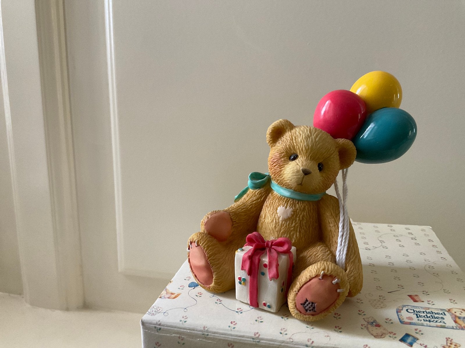 Cherished teddies Nina balonnen event teddie, Verzamelen, Ophalen of Verzenden, Zo goed als nieuw, Beeldje, Cherished Teddies