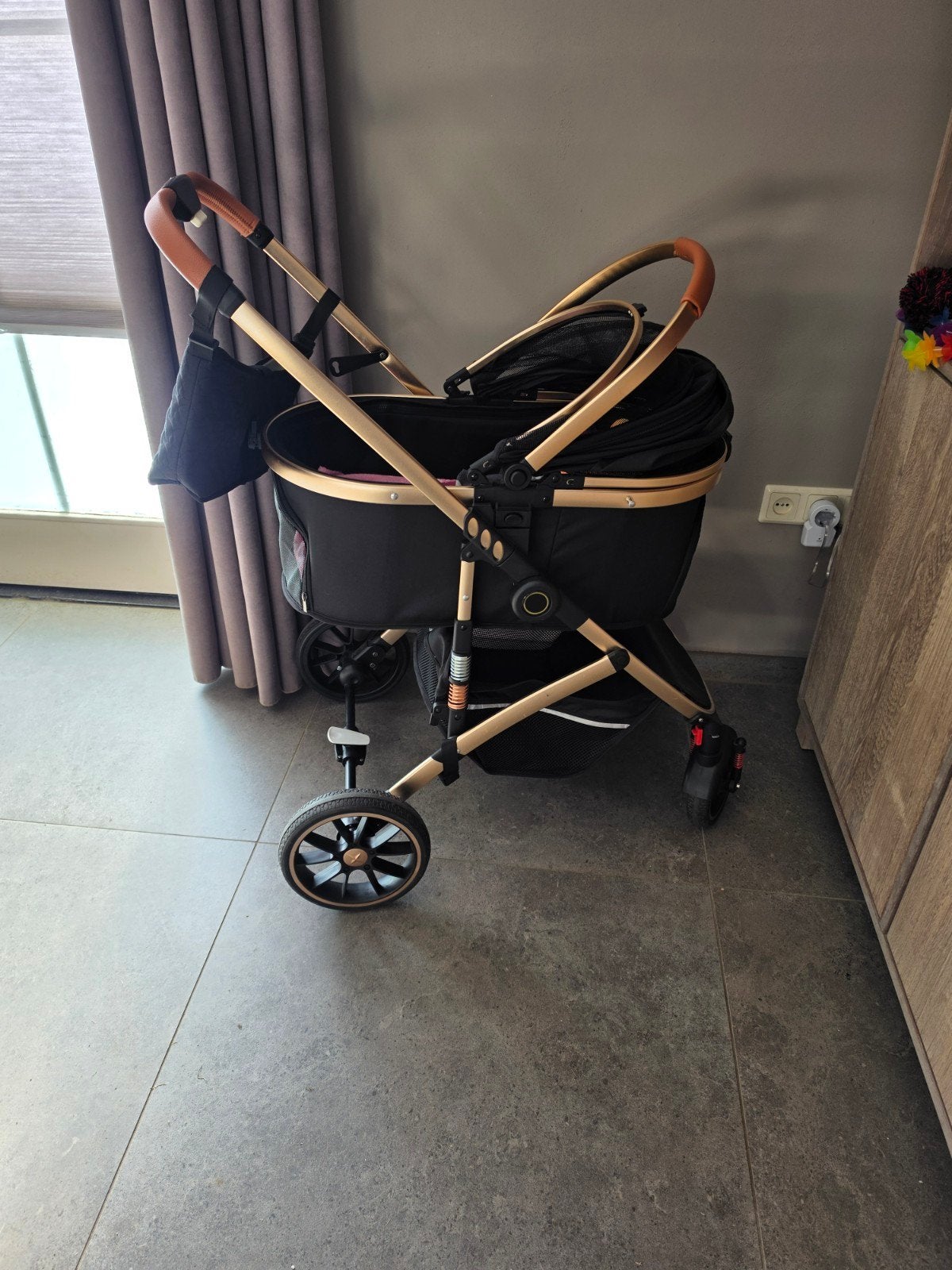 Luxe puppywagen - Zwart met goudkleurig frame, Dieren en Toebehoren, Overige merken, Ophalen of Verzenden, Zo goed als nieuw, Hondenbuggy