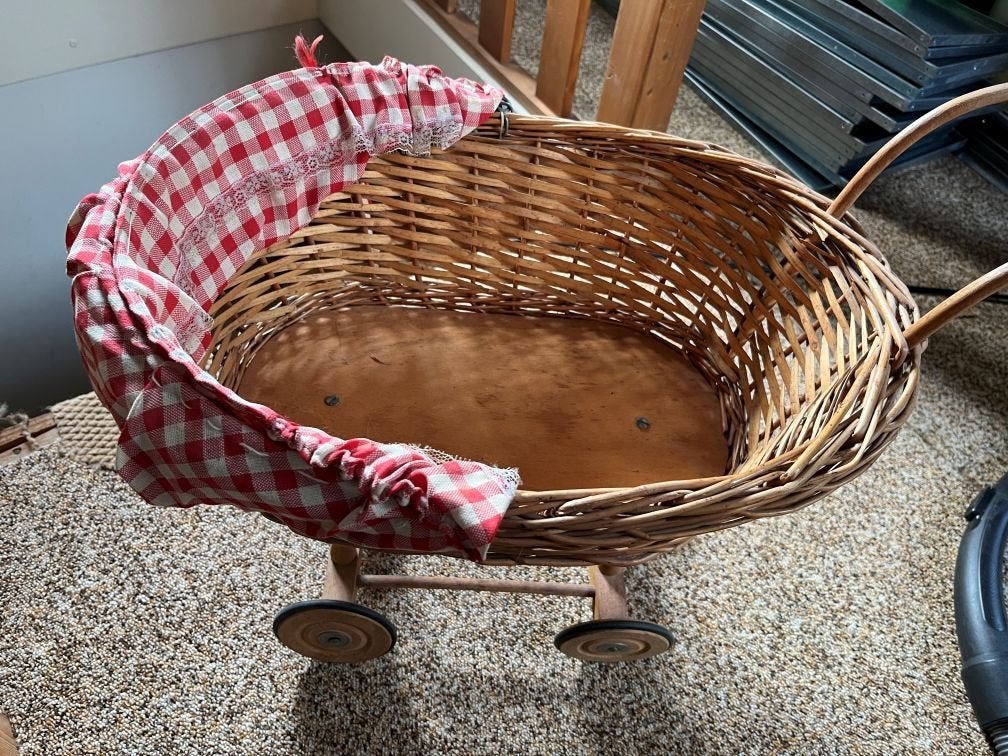 Vintage rieten poppenwagen met rood-wit geruite bekleding, Ophalen, Gebruikt, Overige typen