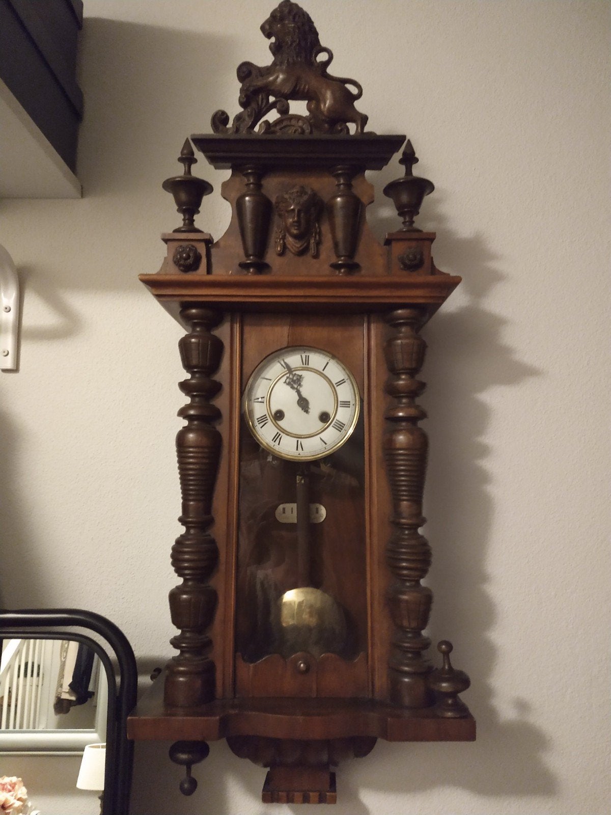 Prachtige antieke hangklok met leeuw en ornamenten, Ophalen of Verzenden