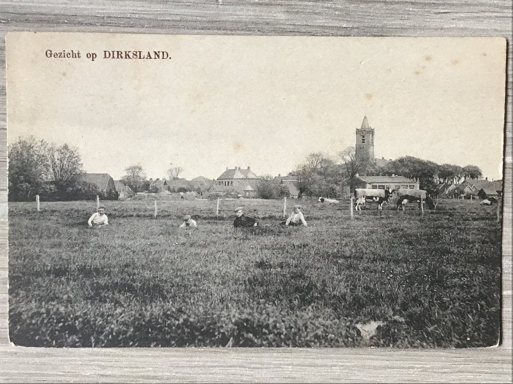 Oude ansicht Gezicht op Dirksland met mensen en koeien 1915, Verzamelen, Ophalen of Verzenden, Voor 1920, Gelopen