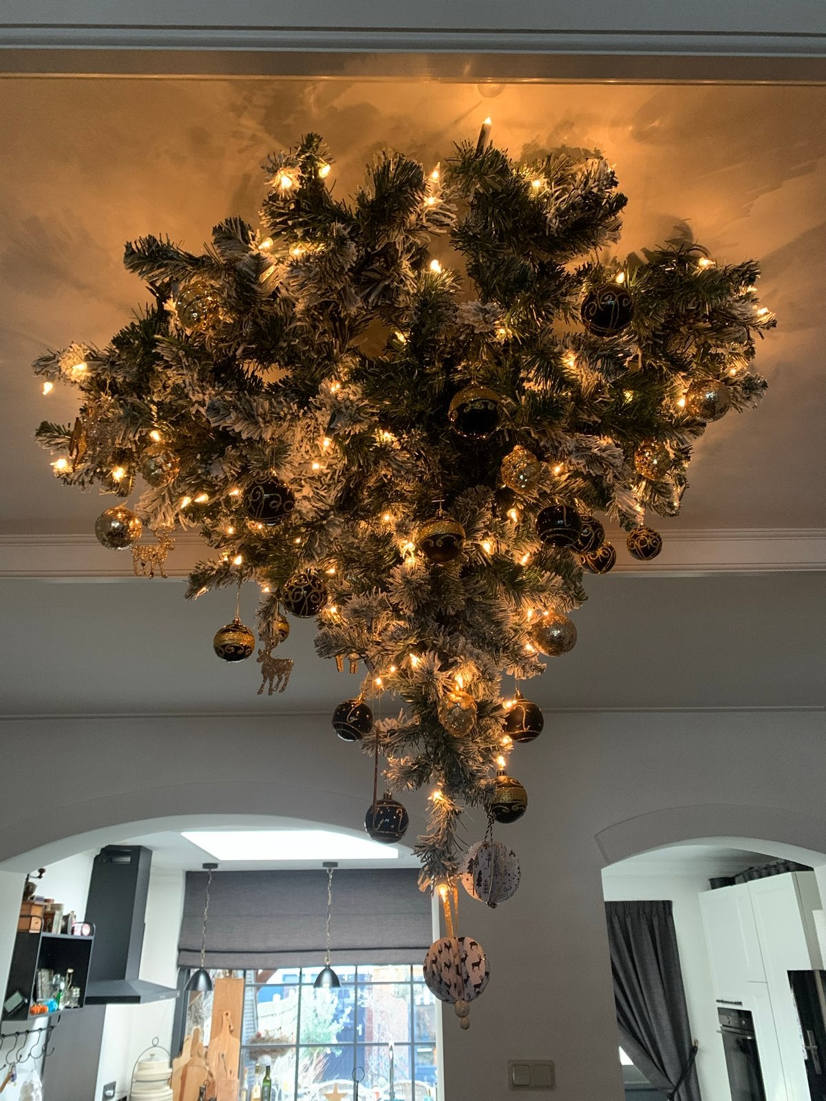 Grote decoratieve plafond kerstboom, Ophalen