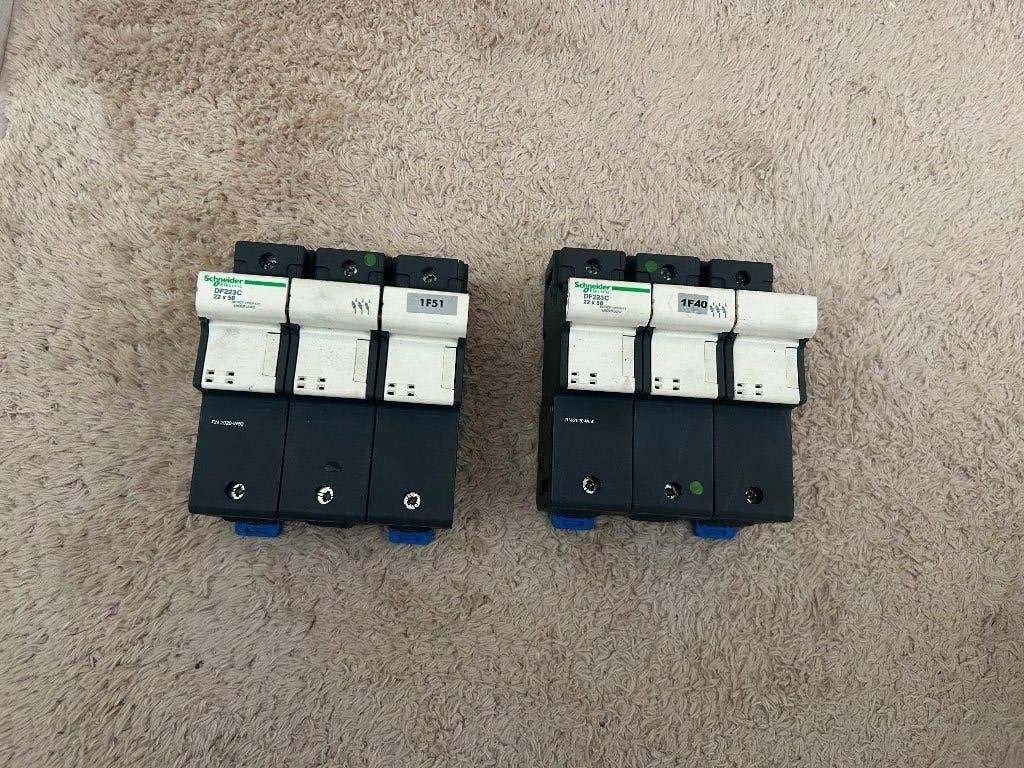 :2x Schneider Electric DF223C Zekeringhouder 22x58 mm 50A, Ophalen of Verzenden, Gebruikt