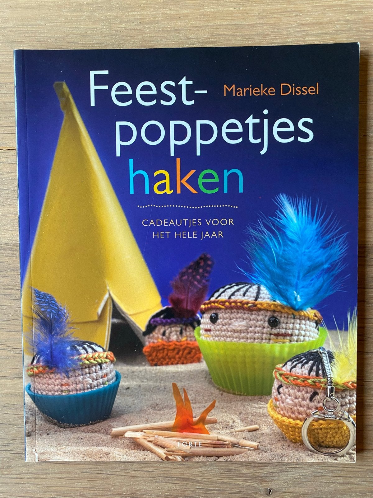 Feest-poppetjes haken - Marieke Dissel (nieuw), Ophalen of Verzenden, Zo goed als nieuw, Breien en Haken