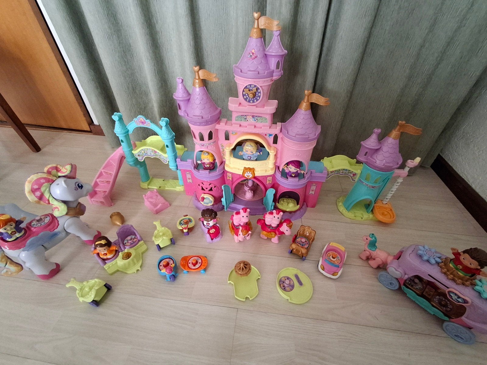Vrolijke vriendjes magisch kasteel magische koets , eenhoorn, Ophalen, Zo goed als nieuw
