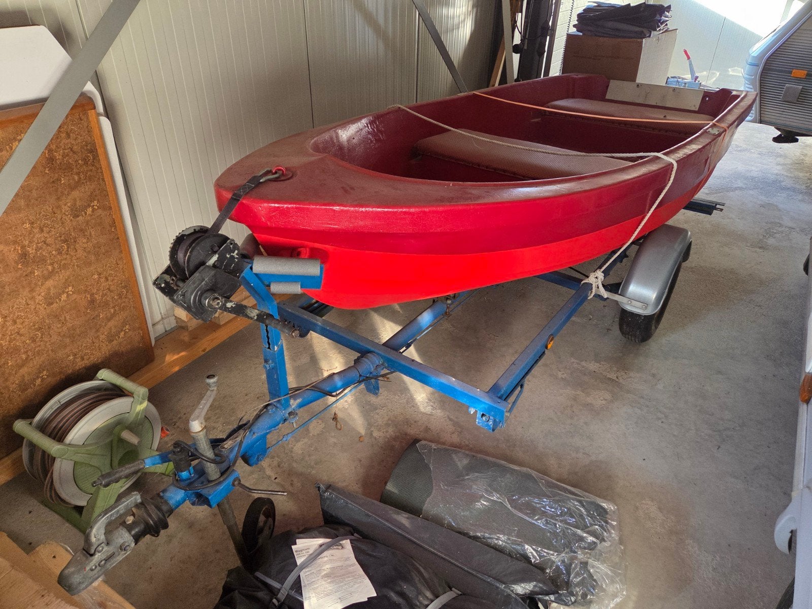 bootje met trailer en buitenboordmotor, Watersport en Boten, Sloepen, Kunststof, 6 pk, Buitenboordmotor, Trailer