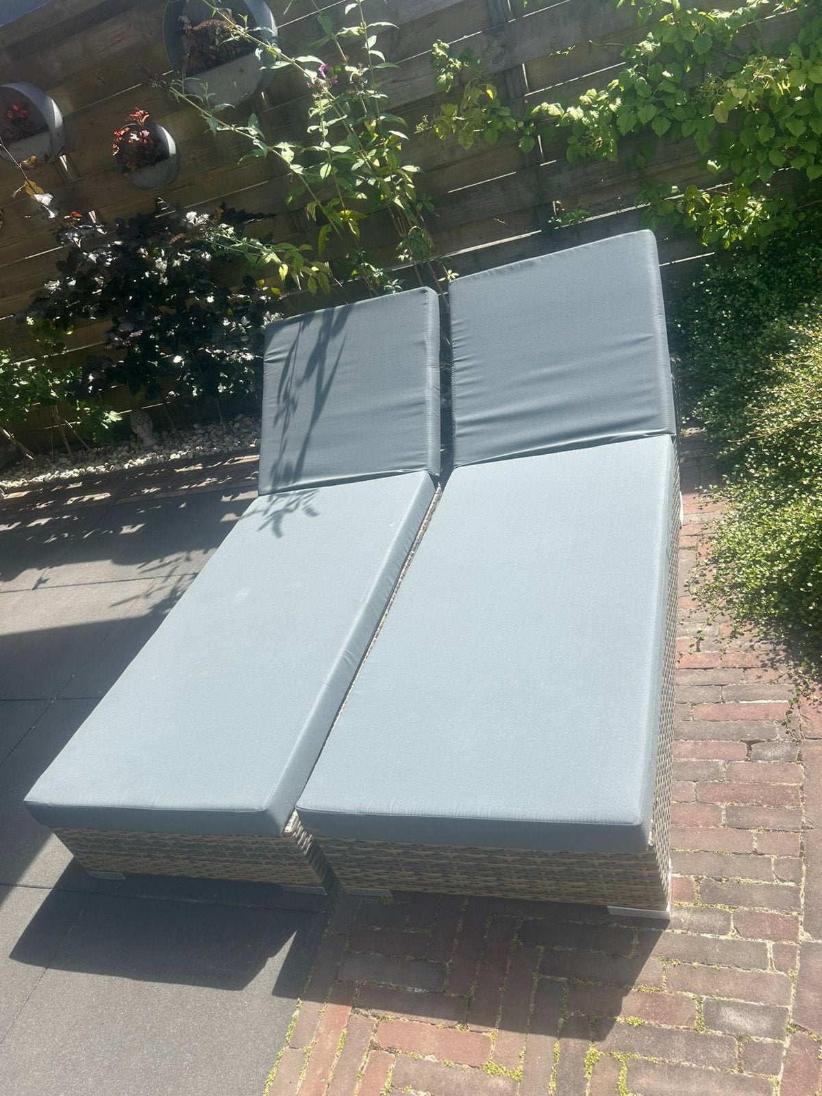 2 rotan ligstoelen met tafel, Tuin en Terras, Ligbedden, Ophalen, Zo goed als nieuw, Rotan