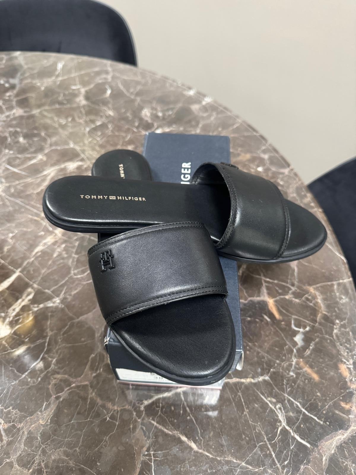 Tommy Hilfiger slippers - Zwart - Maat 38, Slippers, Zwart, Ophalen of Verzenden, Zo goed als nieuw