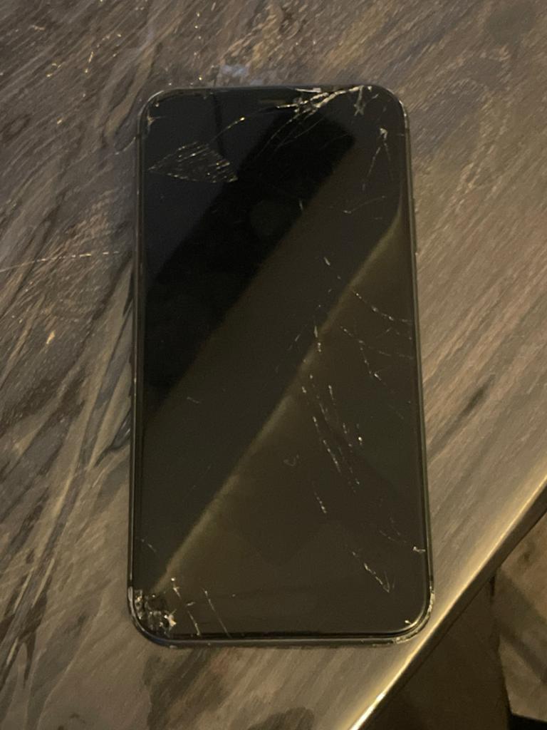 iPhone 11 met kapot scherm en schade aan zijkant, Telecommunicatie, Mobiele telefoons | Apple iPhone, Ophalen of Verzenden, Zo goed als nieuw