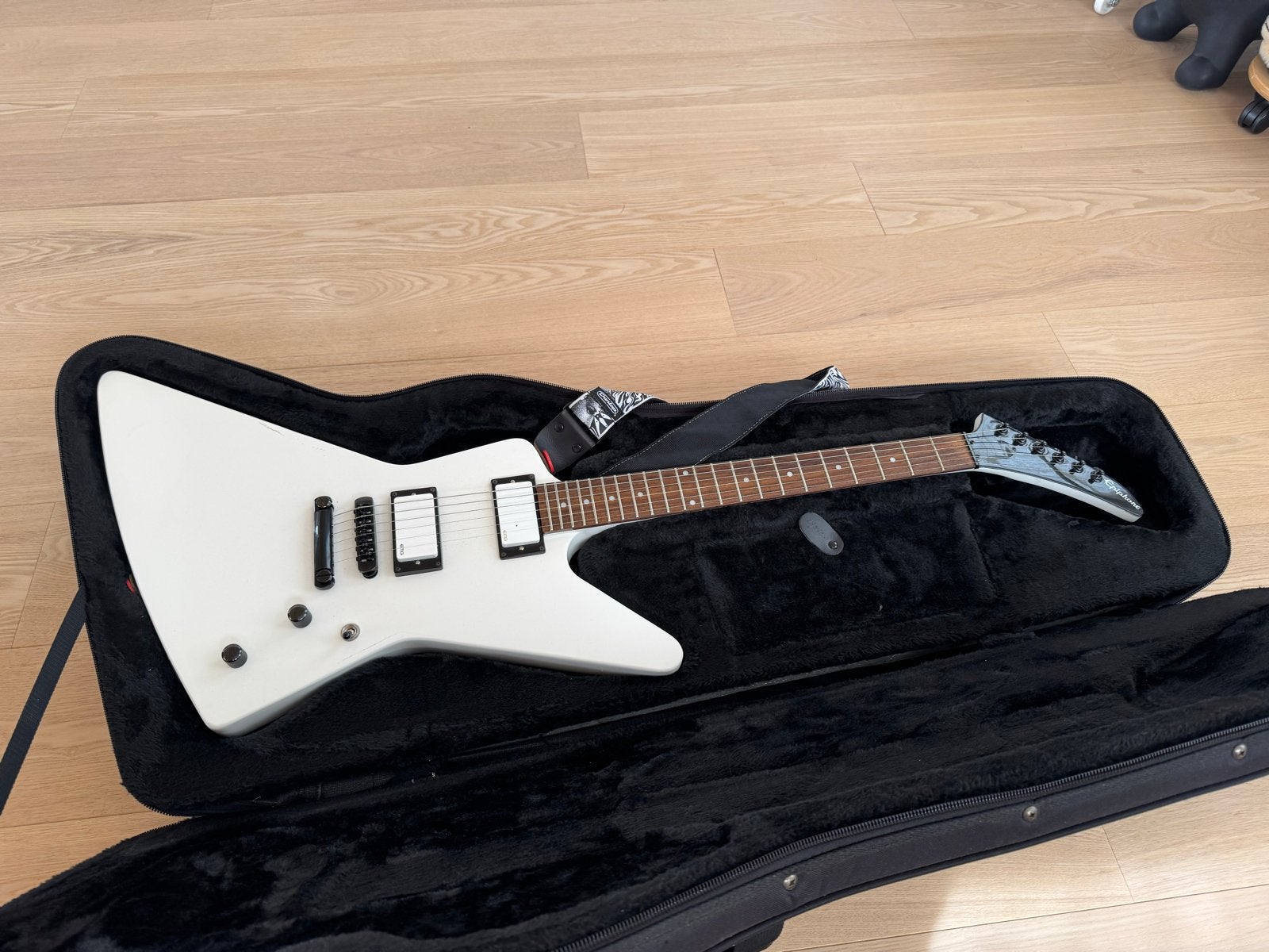 Epiphone Explorer Limited Edition met upgrades & SKB gigbag, Muziek en Instrumenten, Snaarinstrumenten | Gitaren | Elektrisch