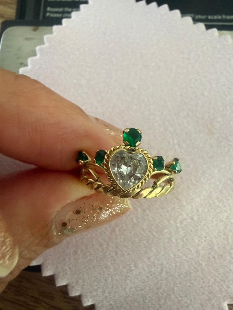 Gouden ring met hartvormige steen en groen zirkonias, Luz Gems, Nieuw, Ophalen of Verzenden, Info@luzgems.com