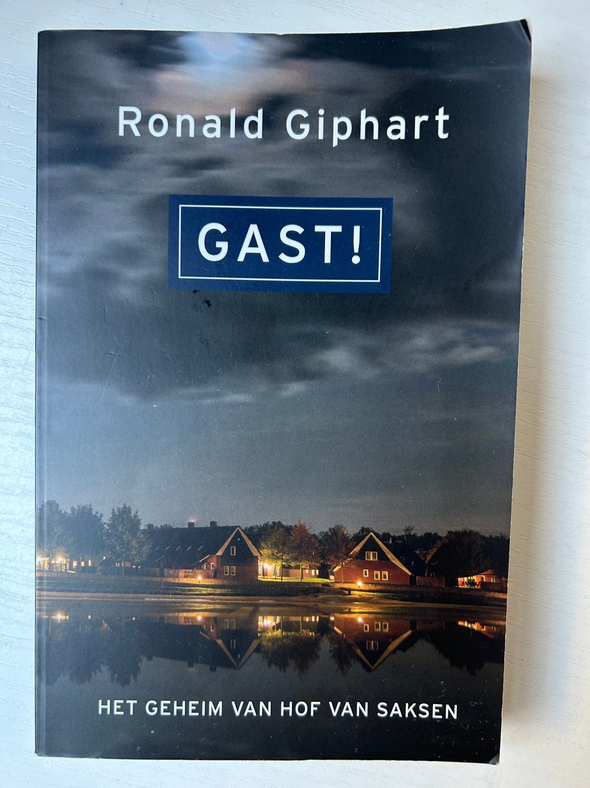 Ronald Giphart Gast! Hof van Saksen, Boeken, Ophalen of Verzenden, Gelezen