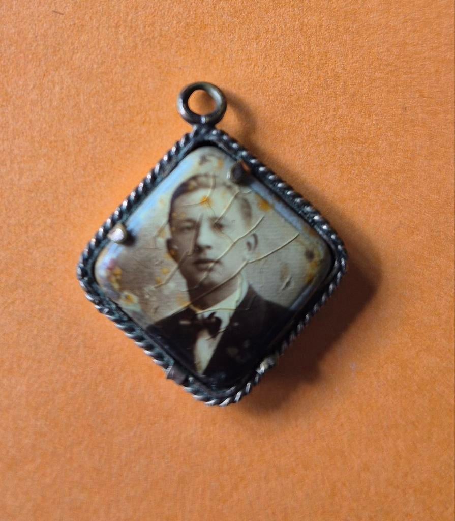Vintage Medaillon met Foto - Antiek Hanger, Sieraden, Tassen en Uiterlijk, Kettinghangers, Gebruikt, Overige voorstellingen, Ophalen of Verzenden