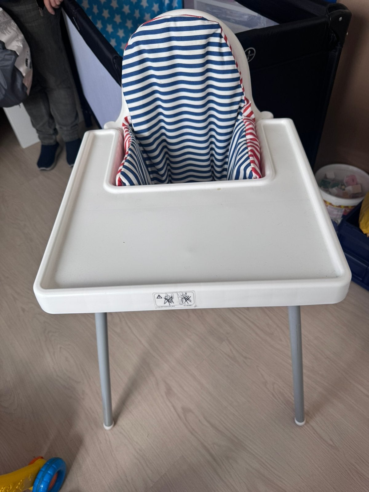 Kinderstoel Ikea met blad en steunkussen rood/blauw, Ophalen, Zo goed als nieuw, Stoel(en)