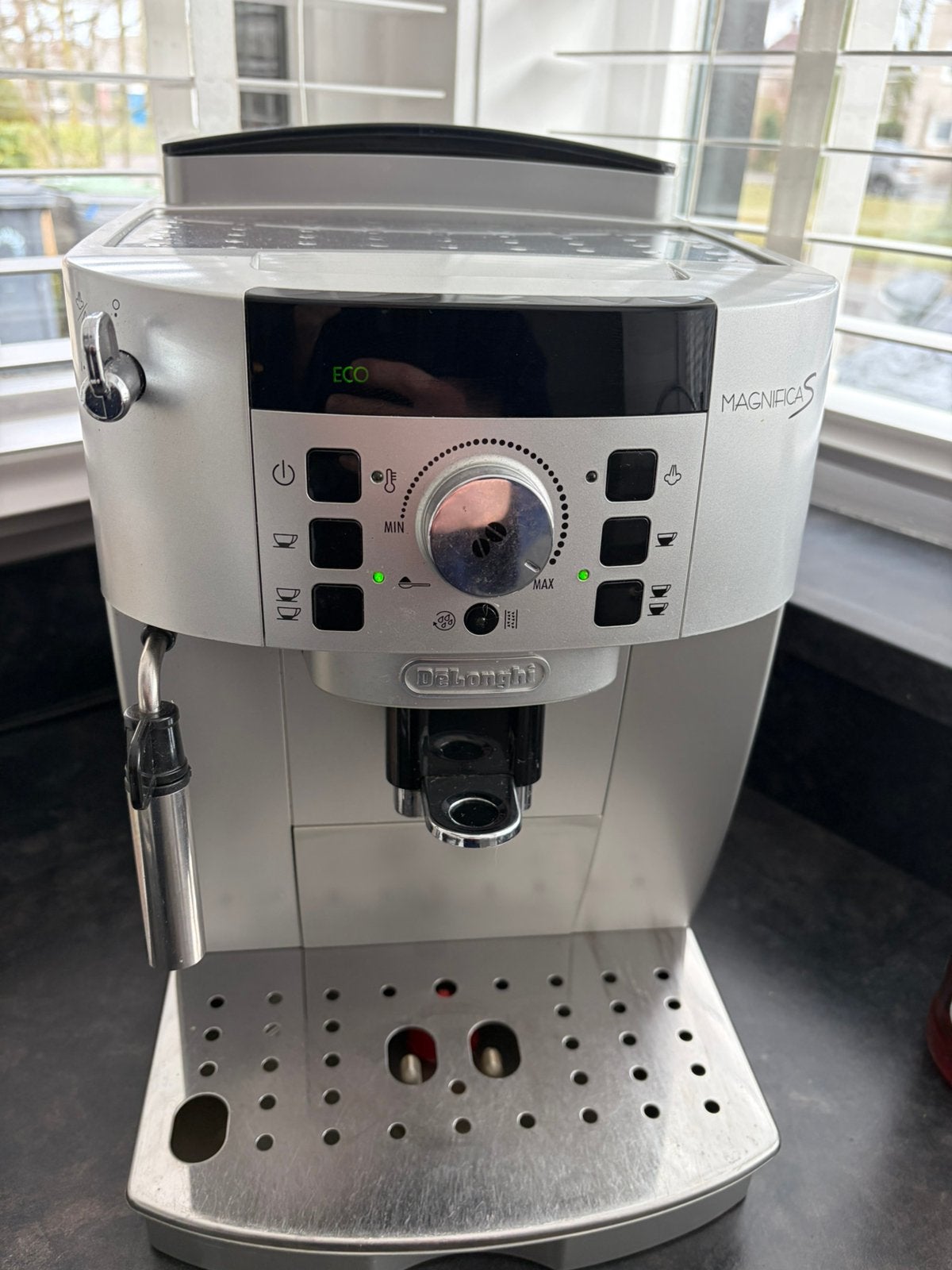 DeLonghi koffiemachine/ bonenmachine - €200, Stoompijpje, Gemalen koffie, Gebruikt, Koffiemachine