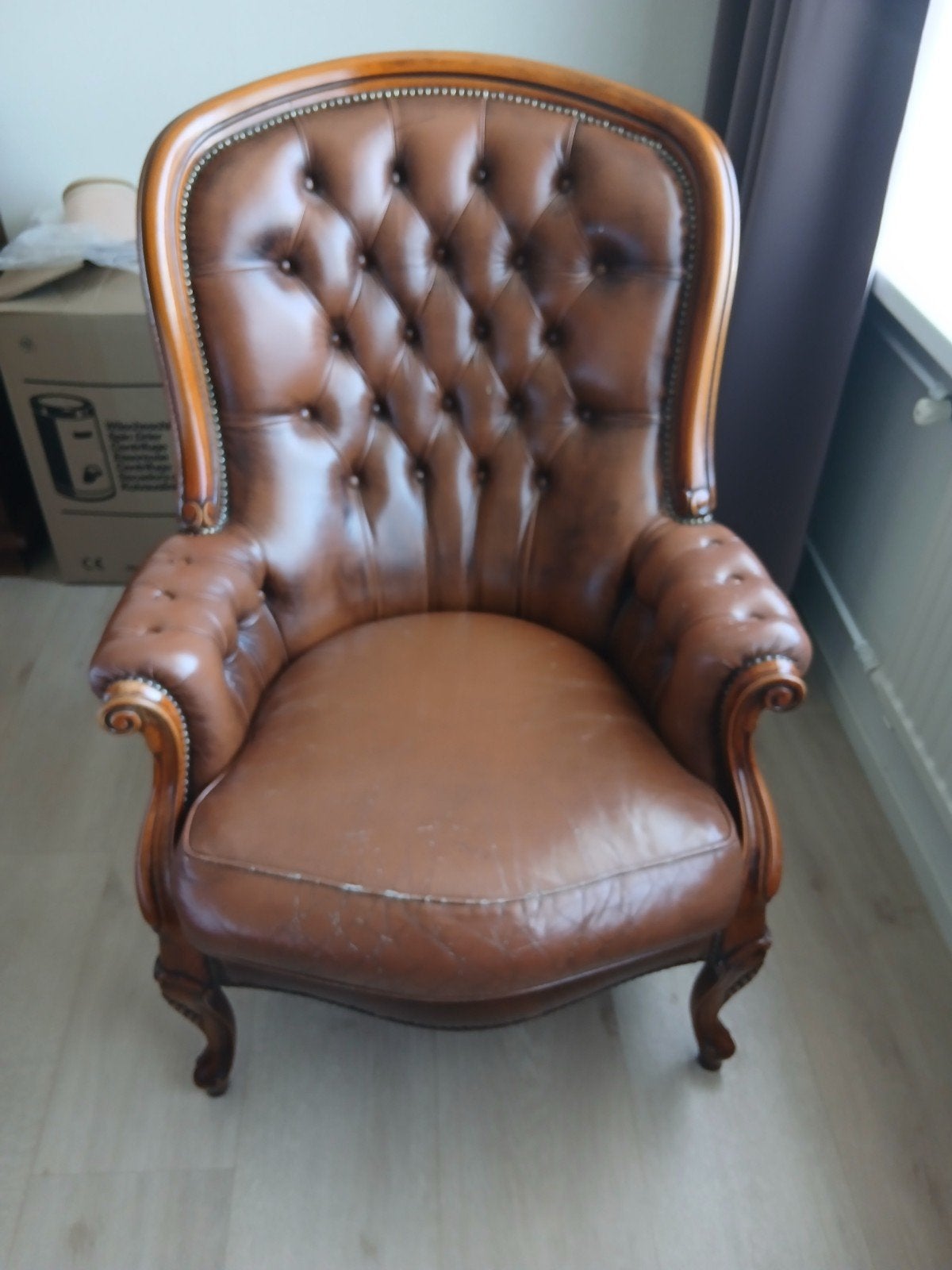 Leren fauteuil met houtsnijwerk en knopen, Ophalen of Verzenden