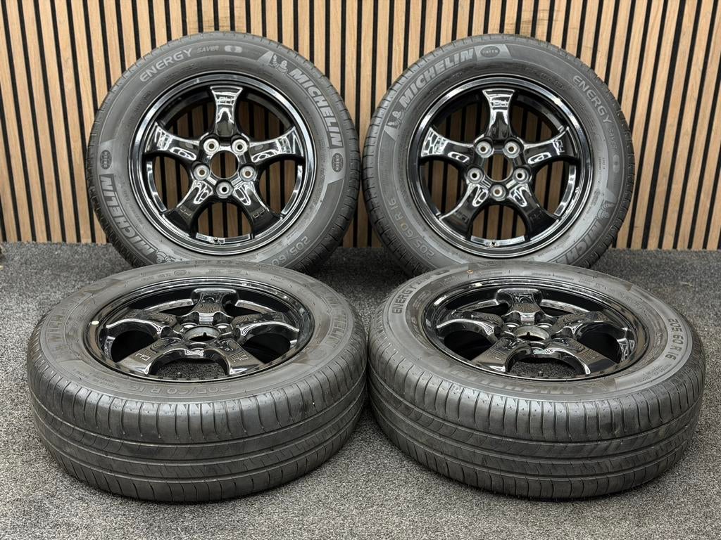 Originele 16 inch Kia Niro 5x114.3 ET45 Michelin 205/60/16, Auto-onderdelen, Banden en Velgen, Ophalen, 16 inch, ., Banden en Velgen