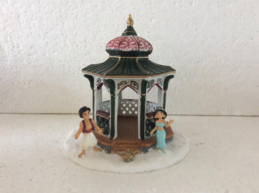 kerstdorp prieel  met Disney figuren van Aladdin, Ophalen of Verzenden, Overige figuren, Zo goed als nieuw, Beeldje of Figuurtje