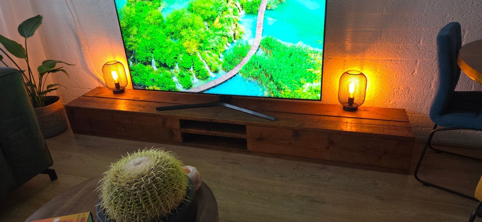 Robuust houten tv-meubel van massief hout, Ophalen, 200 cm of meer, Minder dan 100 cm, 25 tot 50 cm