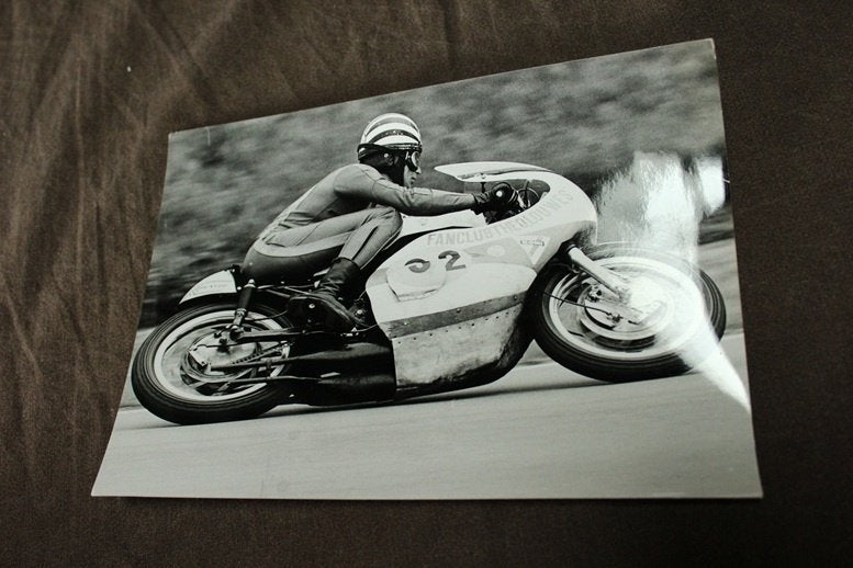 foto Theo Louwes ? op Kawasaki racer TT Assen ??, Ophalen of Verzenden, Gelezen