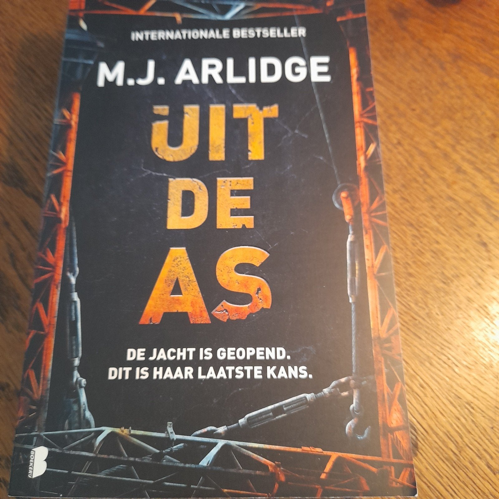 M.J. Arlidge - Uit de as, Ophalen of Verzenden, Zo goed als nieuw, M.J. Arlidge, Wereld overig