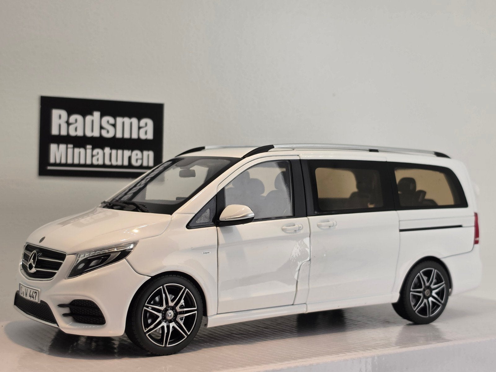 Mercedes-Benz V-Klasse AMG Line - Wit - 1:18 Norev, Hobby en Vrije tijd, Modelauto's | 1:18, Auto, Nieuw, Norev, Ophalen of Verzenden