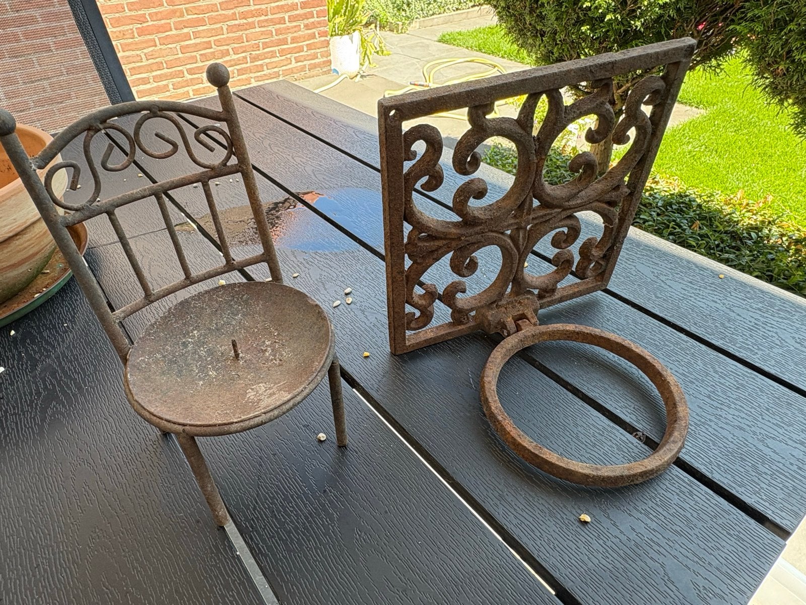 Decoratieve roestige metalen kandelaar en plantenhouder, Ophalen of Verzenden, Overige materialen