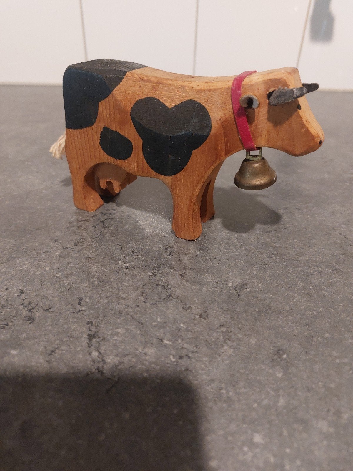 Houten koe met bel - Handgemaakt boerderijdier beeldje, Ophalen of Verzenden, Gebruikt, Boerderijdier, Beeldje of Figuurtje