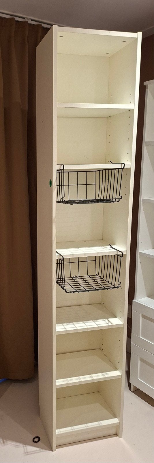 Witte boekenkast met manden - IKEA Billy, Huis en Inrichting, Kasten | Boekenkasten, Ophalen, Met plank(en), Minder dan 50 cm