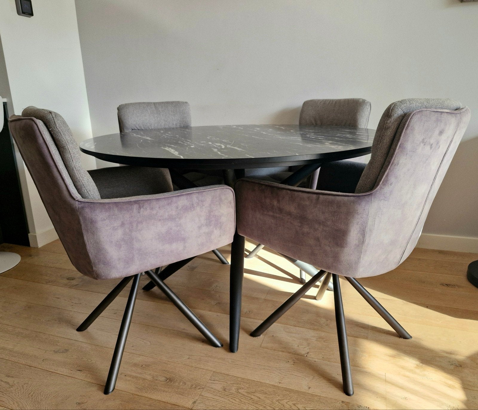 eetkamerset tafel met 4 draaistoelen, Huis en Inrichting, Stoelen, Ophalen, Zo goed als nieuw, Stof, Eén