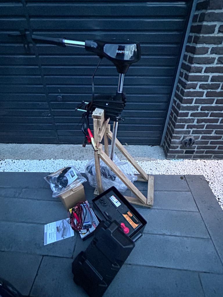 Nieuwe Raptor 55 lbs Fluistermotor + 105Ah Accu + lader set, Ophalen, Zo goed als nieuw