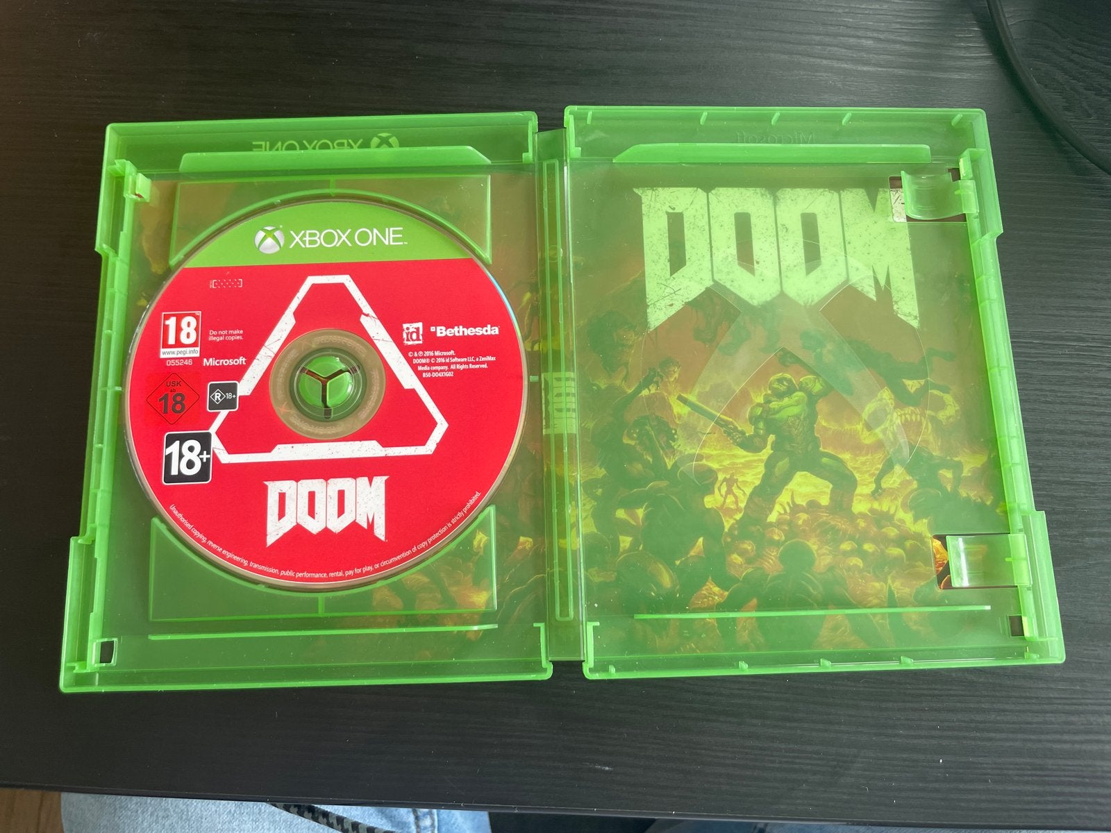Doom xbox one + garantie, Spelcomputers en Games, Vanaf 18 jaar, Shooter, One Microsoft Place, South County Business Park, Dublin D18 P521 IRELAND; Registered Office: 70 Sir Rogerson's Quay, Dublin D02 R296 IRELAND