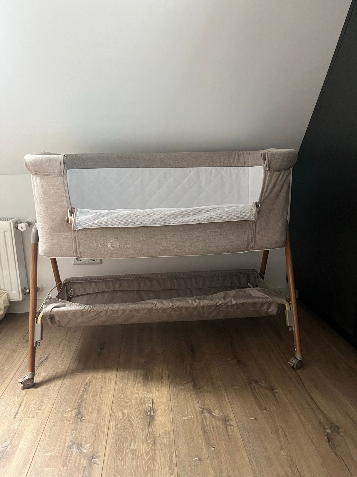 Chipolino Co-sleeper - Nog in hele nette staat, Kinderen en Baby's, Babywiegjes en Ledikanten, Ophalen, Zo goed als nieuw, Wieg