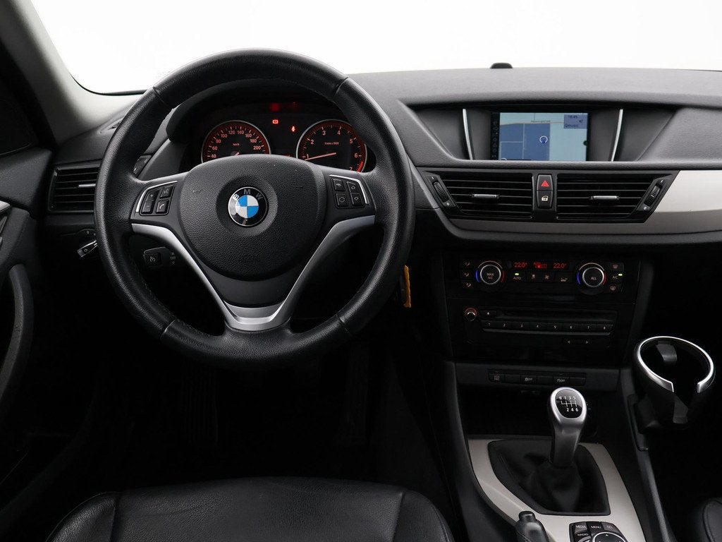 BMW X1 sDrive20i 184 PK UPGRADE EDITION + LEDER | XENON | NA, Auto's, X1, Euro 5, Achterwielaandrijving, Zwart