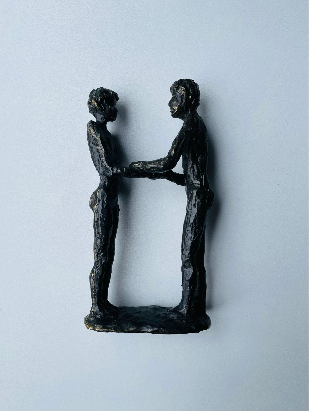 De Ontmoeting Brons Beeld - Astrid Veldhuizen Koppen, Antiek en Kunst, Groep mensen, Ophalen of Verzenden, Beeld, Bruin