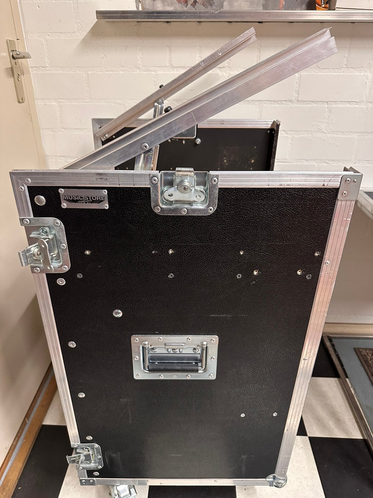 Flightcase met blauwe wielen, Ophalen, Gebruikt, Flightcase