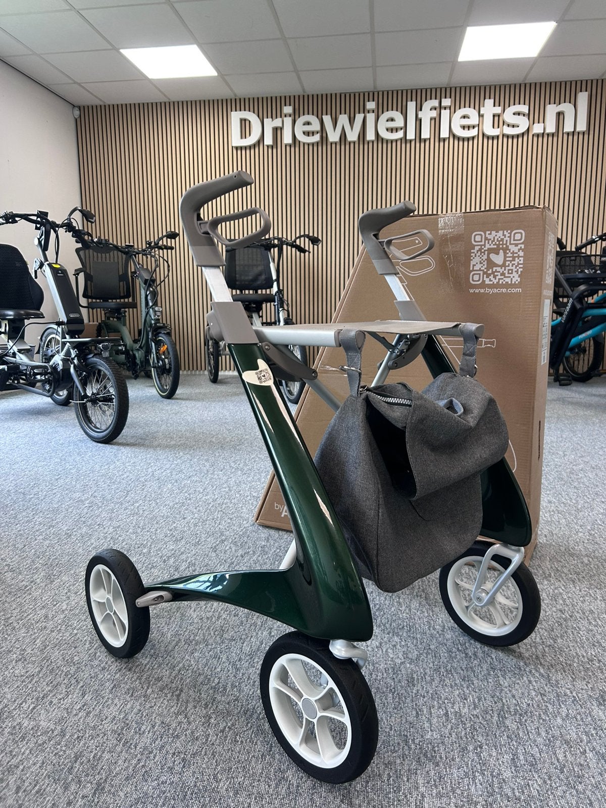By ACRE Carbon | Ultralight Rollator | Groen | NIEUW, Zorgbroeder, Zoom 19, Nieuw, Info@zorgbroeder.nl
