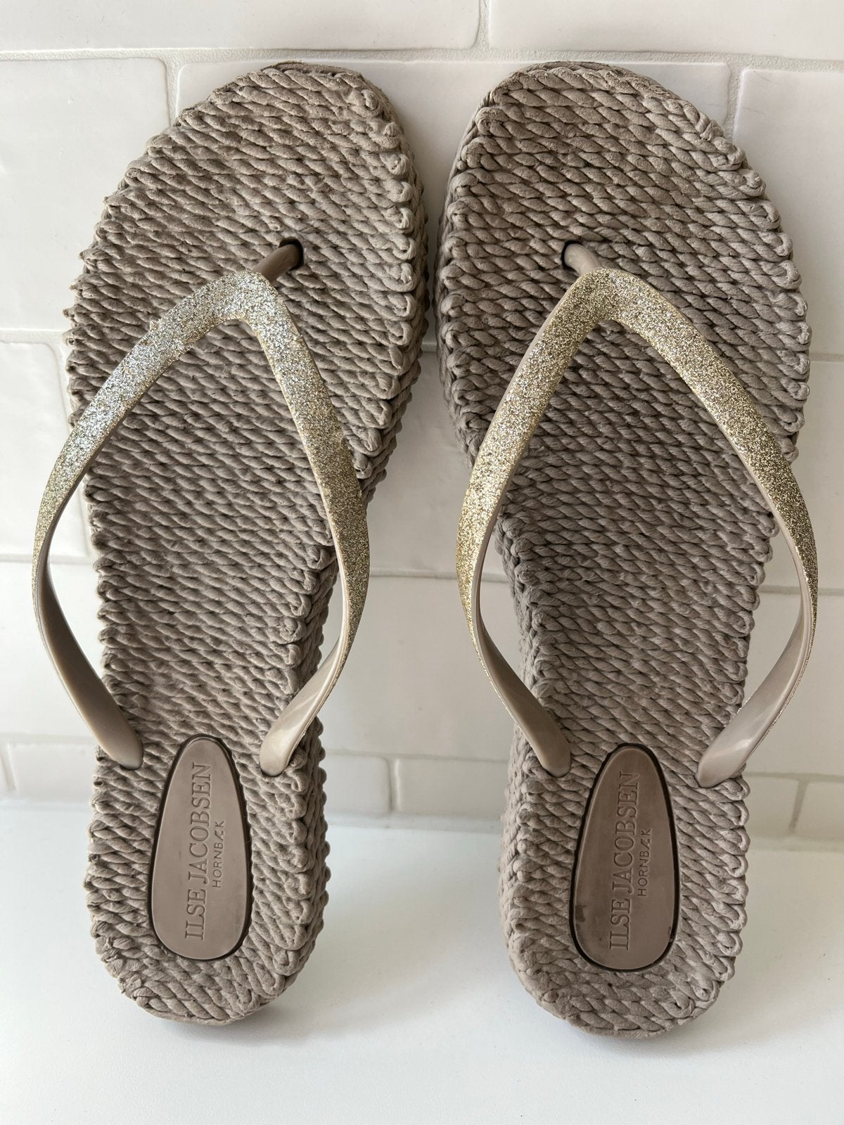 Ilse Jacobsen Hornbæk gouden slippers maat 40, Ophalen of Verzenden, Zo goed als nieuw, Overige kleuren, Slippers