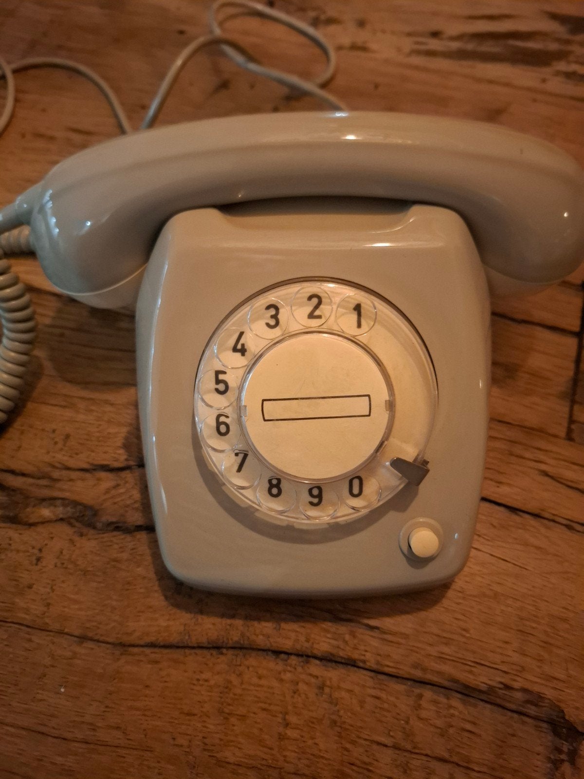 Klassieke grijze PTT draaischijftelefoon T65, Ophalen