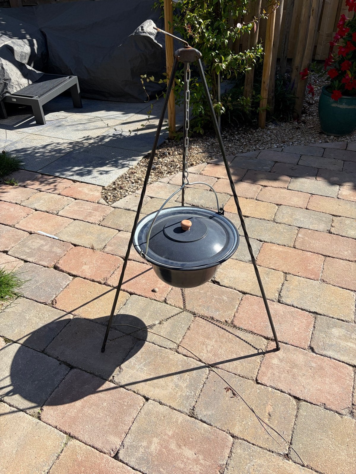 Nieuwe driepoot met pan en deksel - Ideaal voor buiten koken, Ophalen, Zo goed als nieuw